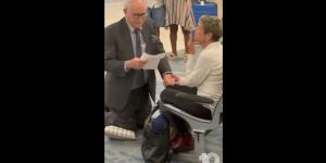 Prava ljubezen ne pozna let: Svojo srednješolsko ljubezen je 60 let pozneje zasnubil na letališču