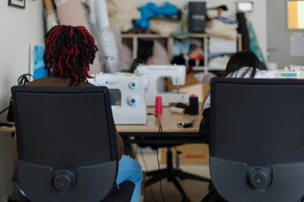 Grâce à l’atelier Bakhita, des dizaines de femmes en situation de grande précarité retrouvent le goût du beau et l’estime de soi à travers la couture.