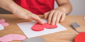 10 idej, kako lahko skupaj z otroki opravljate dela usmiljenja