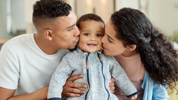 mom-dad-baby-kiss