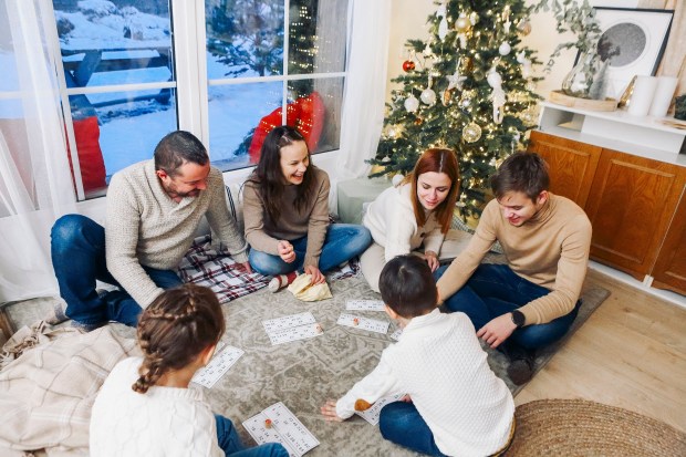 JEU-FAMILLE-NOEL-shutterstock_2224699669