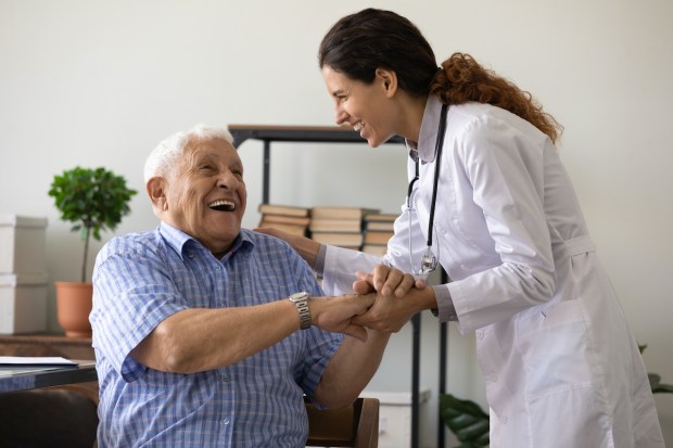 happy-patient-whit-a-doctor