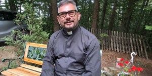 Duhovnik in hkrati kmet: “Človeka ne bi smelo biti sram, da ima roke umazane od zemlje”