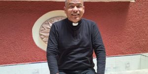 Kljub slepoti vodi župnijo in obhaja sveto mašo