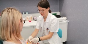 Združuje poslanstvo redovnice in delo v laboratoriju: “Bog ne jemlje ničesar, daje pa vse”