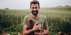 Mladi očka, ki želi vzgajati z zgledom in ljubeznijo do kmečkega dela