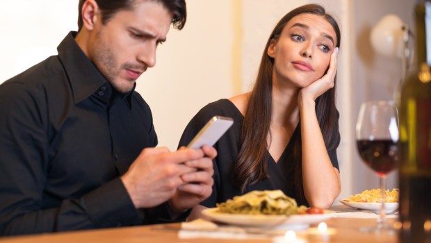 COUPLE-PHONE