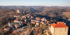 Obiščite primorsko vasico z gradom in spominsko sobo pomembnega pesnika
