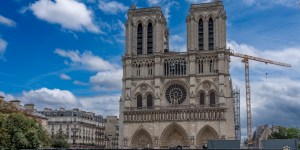Končno obnovljena pariška katedrala Notre Dame. Oglejte si njeno notranjost