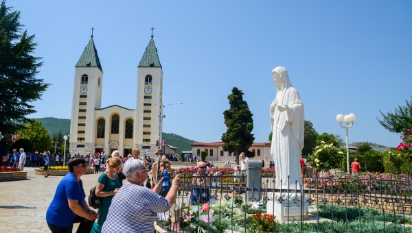 Corner Item Image - Kaj Vatikan pravi o Marijinih prikazovanjih v Medžugorju?