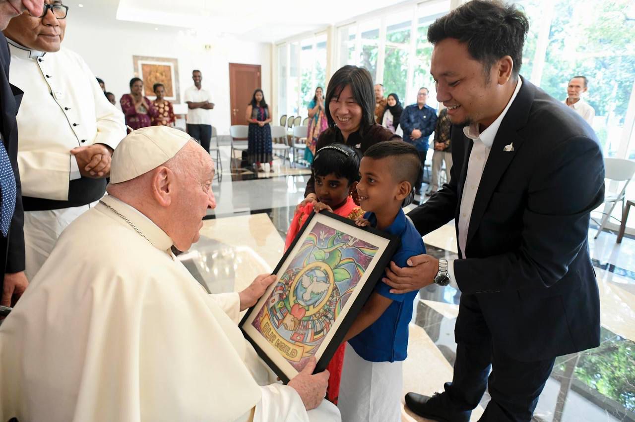 Pope-Francis-refugees-hosted-by-the-Jesuit-Refugee-Service-Indonesia-Vatican-Media