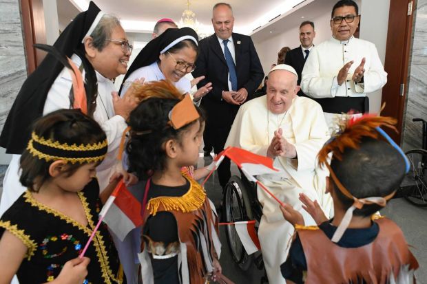 Pope-Francis-refugees-hosted-by-the-Jesuit-Refugee-Service-Indonesia-Vatican-Media