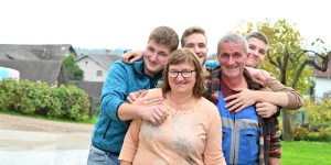 Mama osmih otrok in medicinska sestra na veliki kmetiji: “Če Bogu pustiš, da skrbi zate, bo poskrbel”