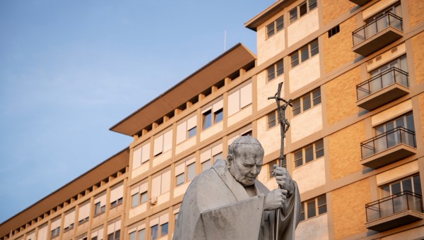 Corner Item Image - Ateistični zdravnik, ki je zgradil papeško bolnišnico